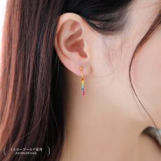 Arco マルチカラーストーン ドロップピアスの着用イメージ（6）