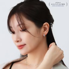 Donna スクエア フープピアスの着用イメージ（5）