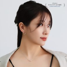 Lorna ダイヤモンド Vライン ネックレスの着用イメージ（5）