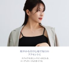 Donna スクエア フープピアスの着用イメージ（3）