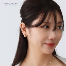 Donna スクエア フープピアスの着用イメージ（5）