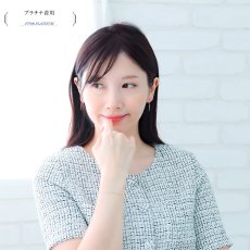 Arco マルチカラーストーン ドロップピアスの着用イメージ（5）