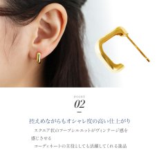Donna スクエア フープピアスの着用イメージ（2）
