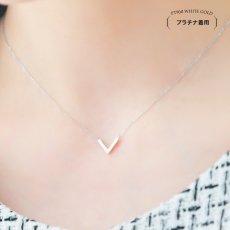 Rosalia Vライン バー ネックレスの着用イメージ（7）