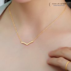 Lorna ダイヤモンド Vライン ネックレスの着用イメージ（6）