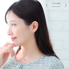 Arco マルチカラーストーン ドロップピアスの着用イメージ（7）
