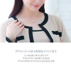 Elsie 淡水パール ダイヤモンド バー ネックレスの着用イメージ（3）