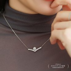 Wendy ラウンド ダイヤモンド Vライン ネックレスの着用イメージ（7）