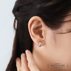 Romy フープピアスの着用イメージ（7）