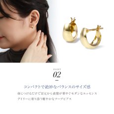 Romy フープピアスの着用イメージ