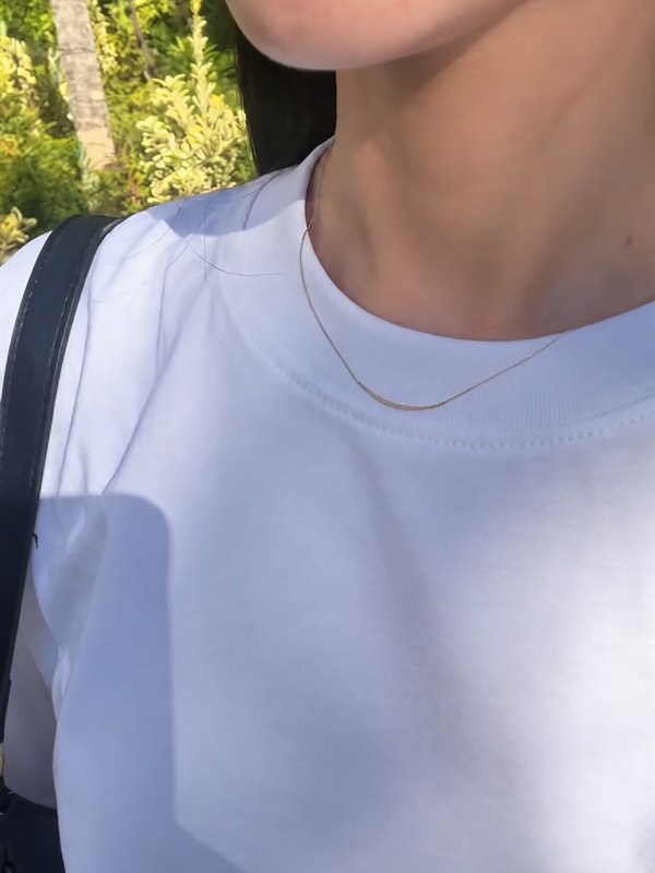 白いTシャツに細いチェーンを重ねた着用イメージ