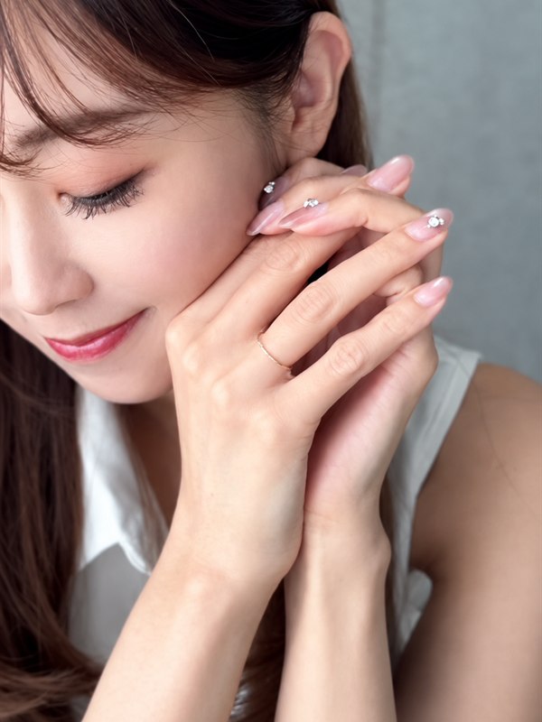 手を添えたリングの着用イメージ