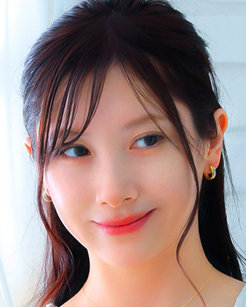 イエローゴールド、ピンクゴールド、プラチナの3色のフープピアスを着けて微笑む女性